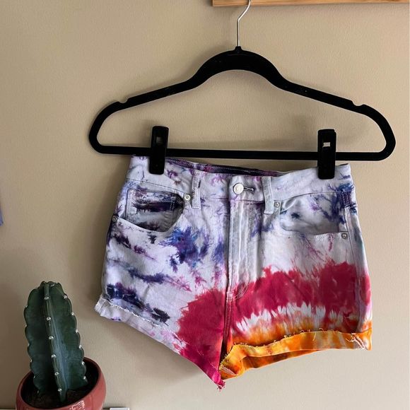 American Eagle Tie-dye Curvy Mom Short size 6 - Picture 1 of 7